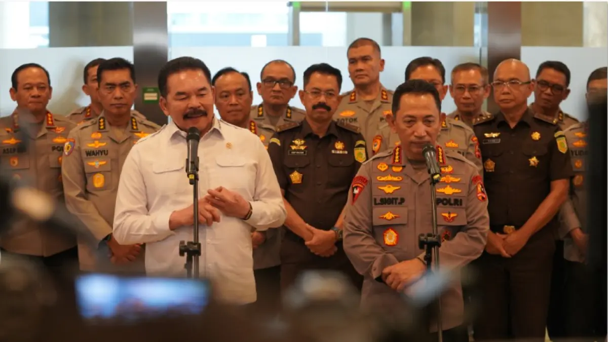 TEPIS ISU RETAK: Kapolri Jenderal Listyo Sigit Prabowo (kanan) dan Jaksa Agung ST Burhanuddin (kiri) memberikan penjelasan kepada wartawan saat konferensi pers usai menggelar pertemuan di Kantor Kejaksaan Agung di Jakarta, Senin (13/7). Saat itu, keduanya membantah adanya isu keretakan dan tetap solid hingga tingkat daerah. (JAWA POS)