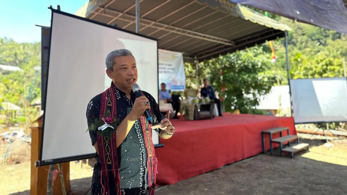 Ahli Geothermal ITB Ali Ashat menyampaikan materi mengenai pengembangan PLTP kepada masyarakat pada kegiatan sosialisasi pembangunan PLTP Atadei di Kabupaten Lembata.