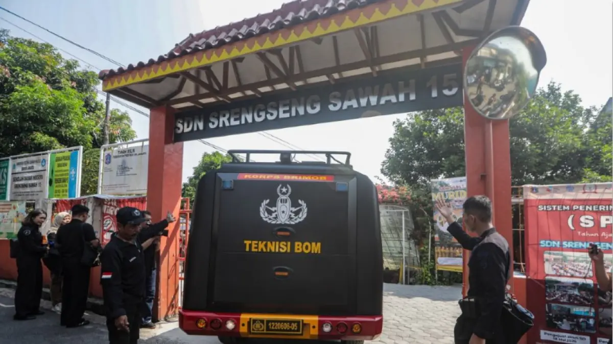 ANCAMAN BOM: Gegana Brimob Polda Metro Jaya melakukan penyisiran setelah adanya ancaman dugaan teror bom di SDN Srengseng Sawah 15 Pagi, Jagakarsa, Jakarta, Senin (13/7). (SALMAN TOYIBI/JAWA POS)