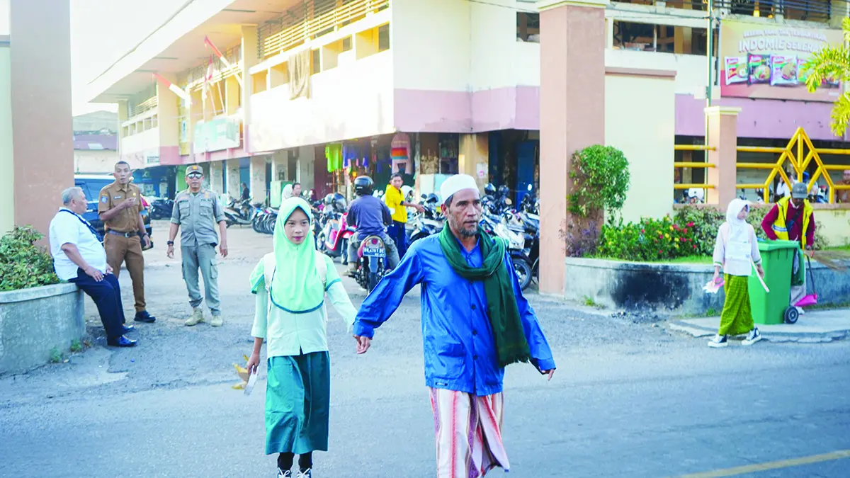 ANTAR SEKOLAH: Seorang ayah mengantar anaknya sekolah di hari pertama di SMPN 3 Mataram, Senin (13/7).

