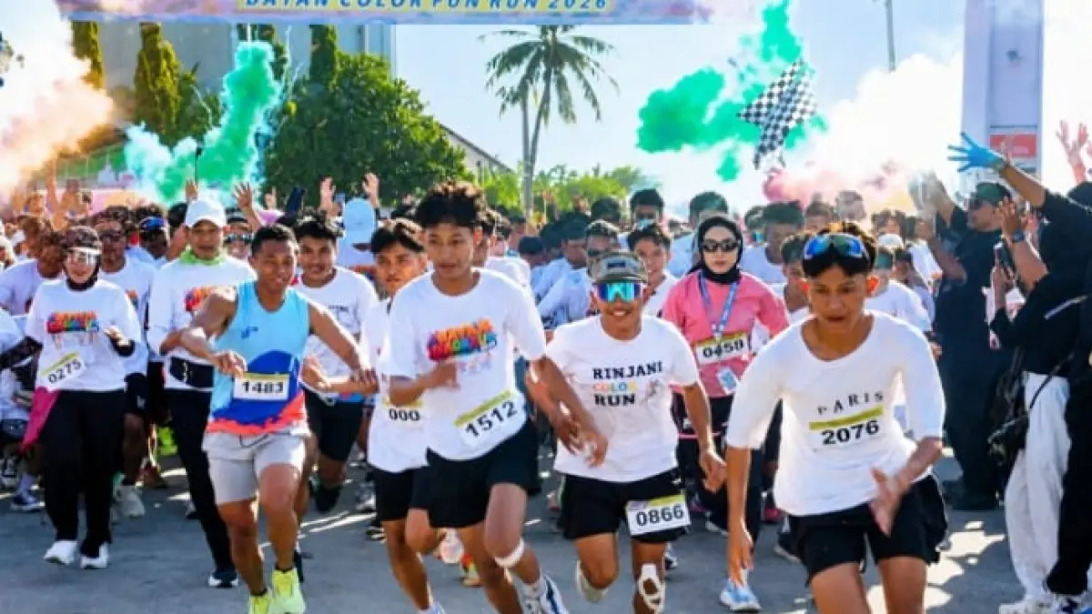 ANTUSIAS: Ribuan peserta mengikuti Bayan Color Fun Run 2026 di kawasan Labuhan Carik, Kecamatan Bayan.