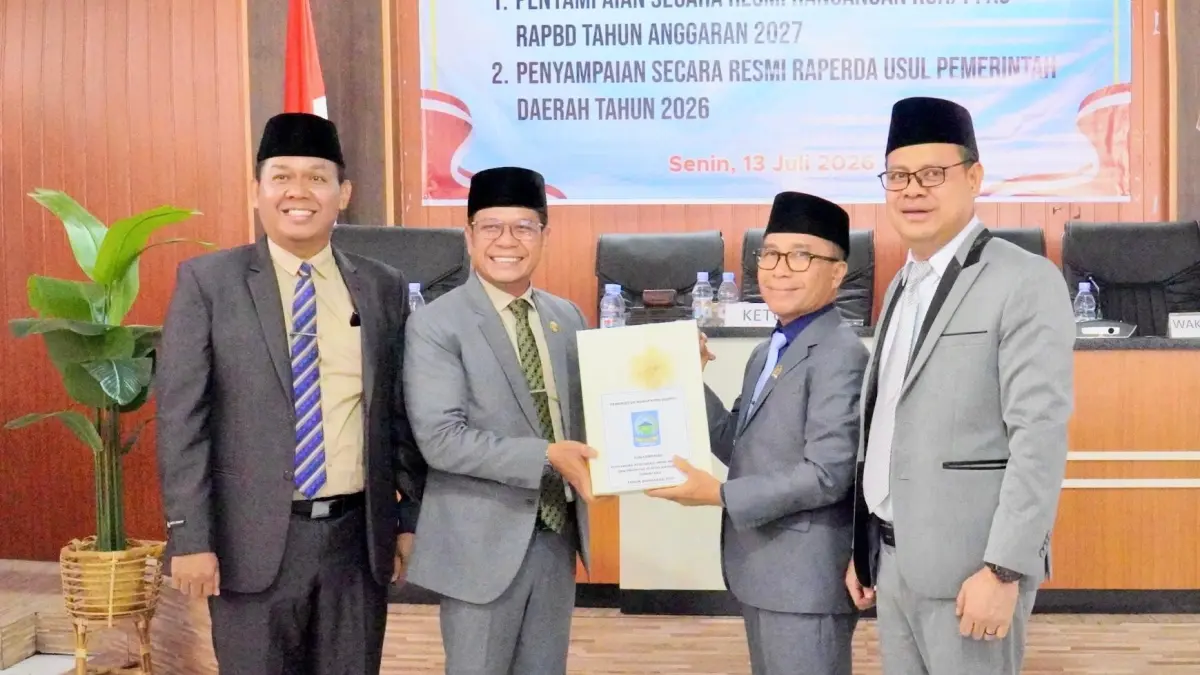 Bupati Dompu Bambang Firdaus menyerahkan dokumen Raperda tahun 2026 dan KUA/PPAS tahun 2027 usai rapat paripurna DPRD di aula kantor Dikpora Dompu, Senin (14/7).