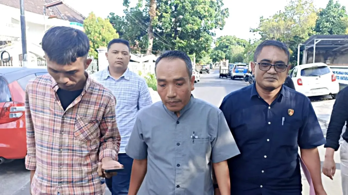 CABUT PRAPERADILAN: Tersangka korupsi pengadaan masker Covid-19 M Haryadi berjalan usai menjalani pemeriksaan di Polresta Mataram, beberapa waktu lalu. (DOK LOMBOK POST)
