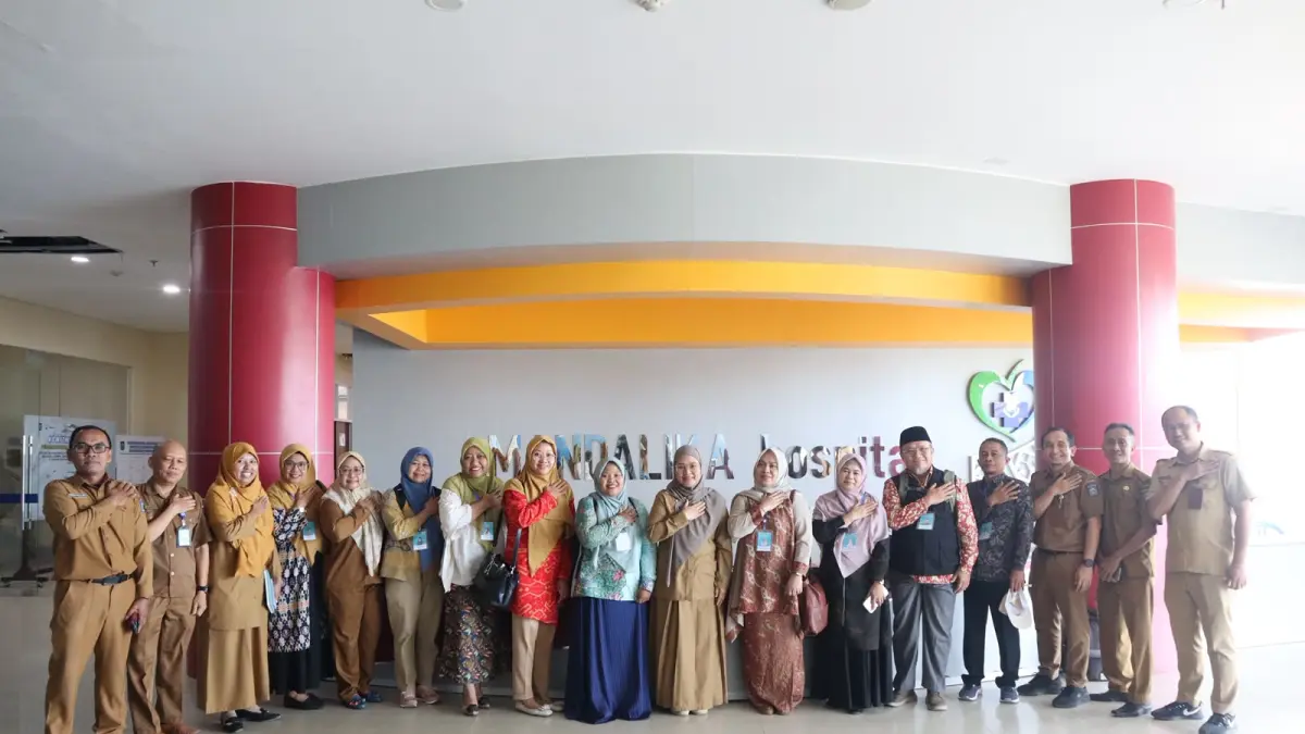 Direktur RS Mandalika bersama tim penilai dari Dinas Kesehatan Provinsi NTB usai meninjau inovasi pelayanan yang diusung tenaga kesehatan RS Mandalika pada ajang Penilaian Tenaga Kesehatan Teladan NTB 2026.