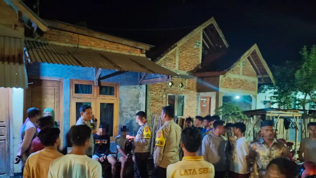 Dua pelaku pengeroyokan RM dan HA diamankan oleh anggota Polsek Dompu, Minggu malam (12/7).