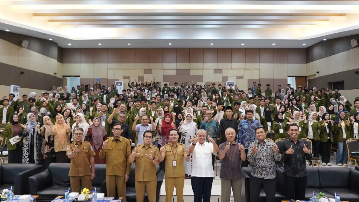 FOTO BERSAMA: Rektor Unizar Dr. Ir. Muh. Ansyar (empat dari kanan/depan) foto bersama tamu undangan dan mahasiswa yang mengikuti pembekalan KKN-PPM ke-43 di Gedung Teater Ahmad Firdaus Sukmono Unizar, Selasa (14/7).