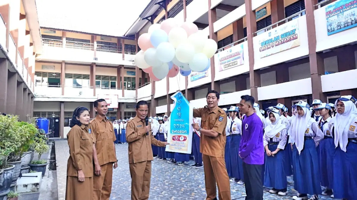 Kepala Dikbud NTB, Dr. Samsul Hadi, M.Pd., hadir langsung dan bertindak sebagai Pembina Upacara Pembukaan MPLS SMAN 9 Mataram.