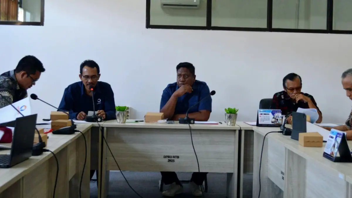Komisi V dan Bapemperda DPRD NTB menggelar audiensi dengan Ombudsman RI Perwakilan Provinsi NTB, Senin (13/7). Rapat membahas tentang Raperda tentang Sumbangan Dana Pendidikan di Sekolah Menengah.