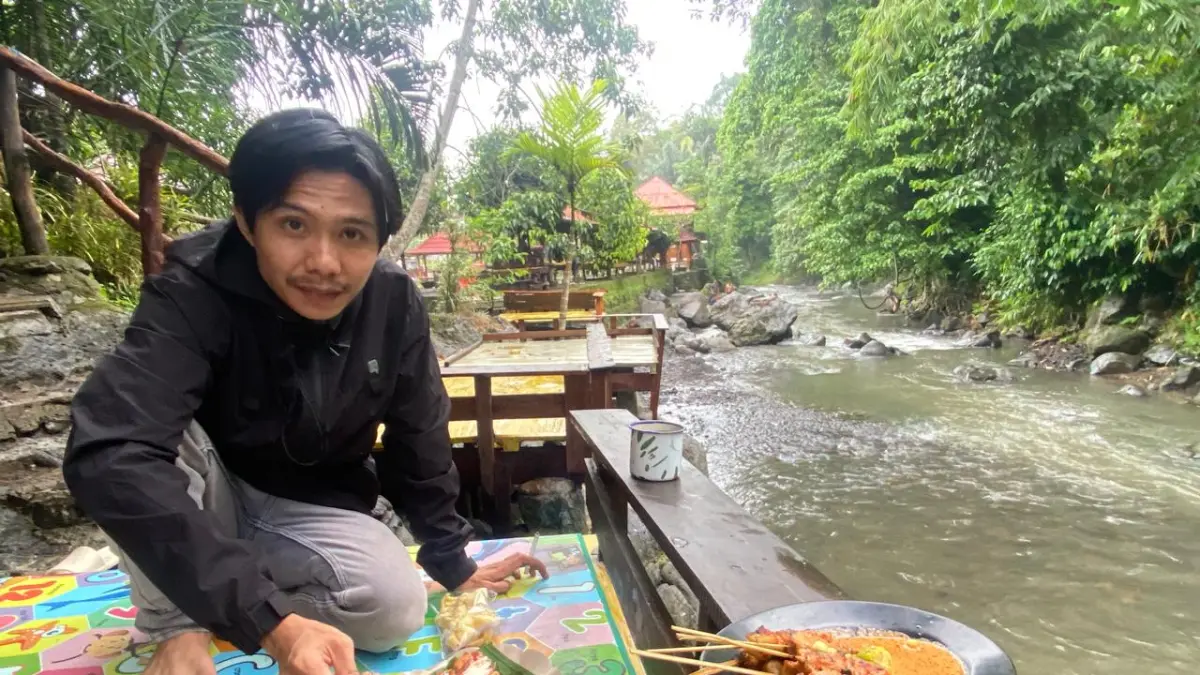 KULINER DAN ALAM: Sejumlah pengunjung saat menikmati hidangan Sate Bulayak Mak Aton di atas berugak pinggir aliran sungai Desa Sesaot, Lombok Barat.&nbsp; (Foto: Toni/Lombok Post)