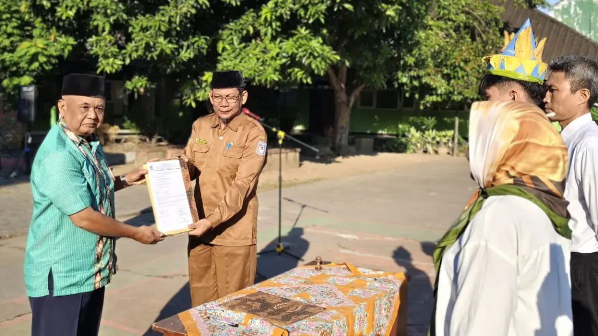 PENYERAHAN SISWA BARU: Orang tua secara simbolis menyerahkan anaknya untuk dididik pada MPLS di SMPN 10 Mataram, Senin (13/7).

