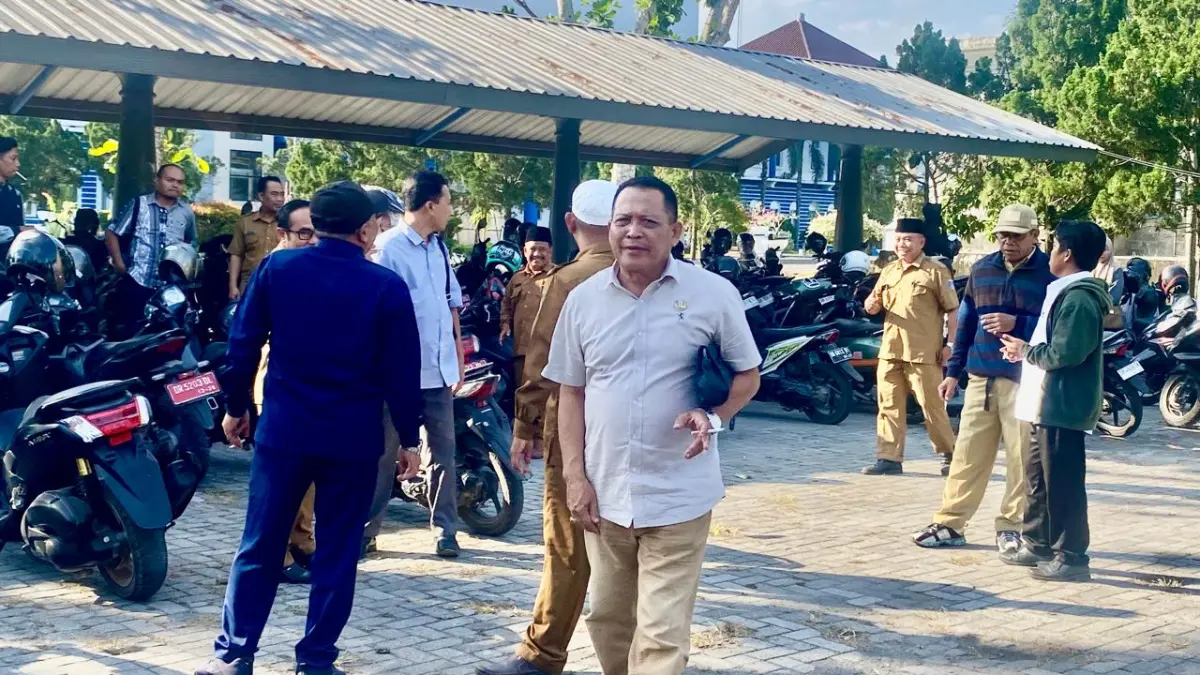 PERSIAPAN PILKADES: Sejumlah Kades di Lombok Barat berdialog usai sosialisasi tahapan pelaksanaan Pilkades di Aula Kantor Bupati Lombok Barat, Senin (13/7). (Foto: Toni/Lombok Post)