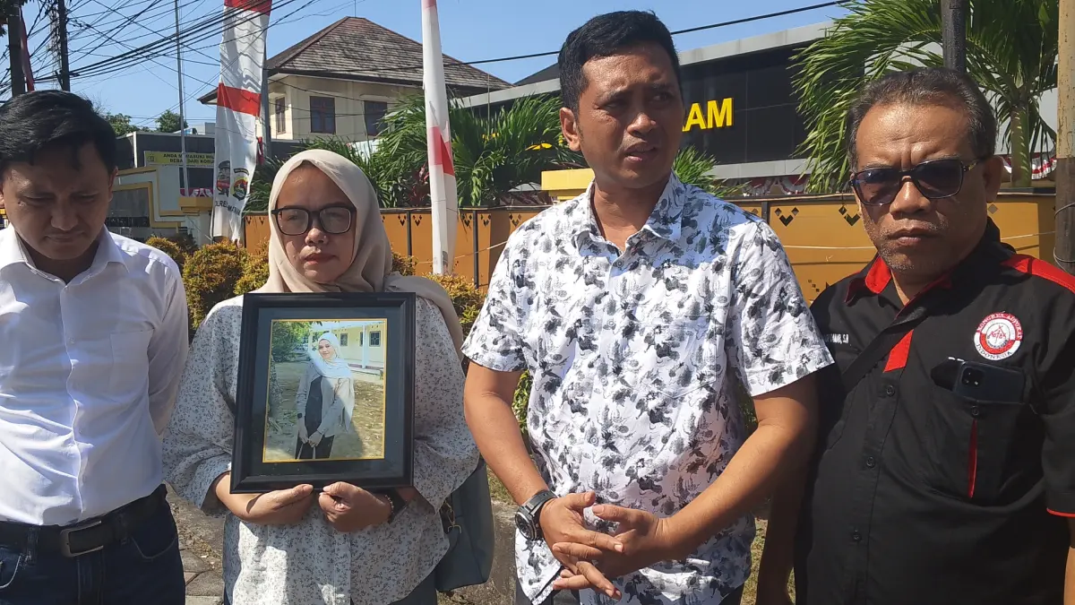 PERTANYAKAN PERKEMBANGAN KASUS: Penasihat Hukum keluarga Nadya, Lalu Anton Hariawan (dua dari kiri) memberikan keterangan usai hearing dengan penyidik Satreskrim Polresta Mataram terkait kasus kematian mahasiswi Unram, Senin (13/7). (HARLI/LOMBOK POST)

