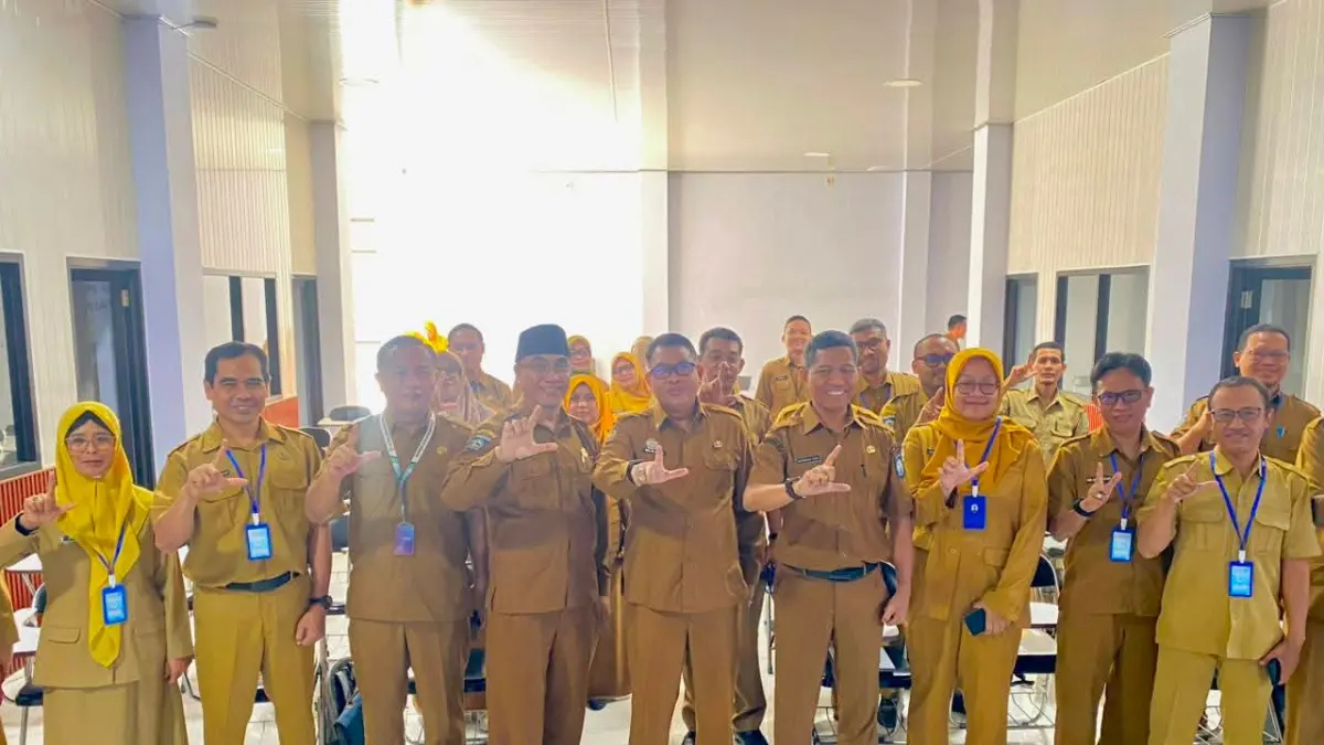 Peserta pelatihan dan sertifikasi kompetensi PBJ bagi PPK berfoto bersama di gedung BKPSDM Kabupaten Sumbawa, Senin (13/7).