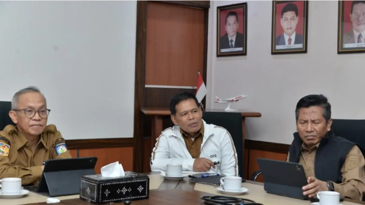 RAKER: Sekda Provinsi NTB Abul Chair (kiri) saat memimpin rapat persiapan pelaksanaan Raker APPSI di Kantor Gubernur NTB, Senin (13/7). (DISKOMINFOTIK NTB/LOMBOK POST)