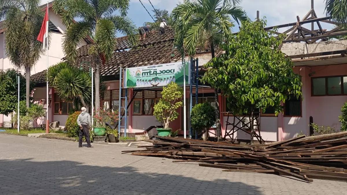 REHABILITASI: Nampak pekerja merehab atap dan plafon sejumlah ruang kelas SMAN 4 Mataram, Sabtu (11/7) lalu.