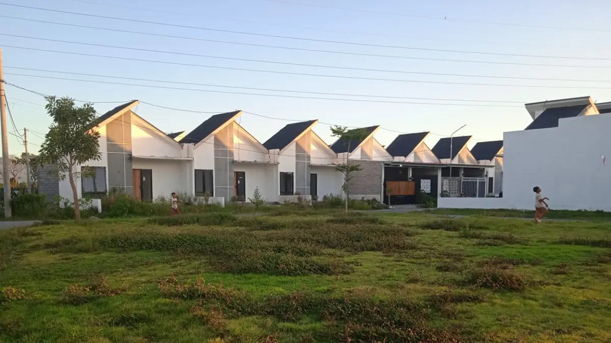 RUMAH TINGGAL: Salah satu komplek perumahan bersubsidi di Kecamatan Labuapi, Kabupaten Lombok Barat, beberapa waktu lalu. (WAHYU/LOMBOK POST)