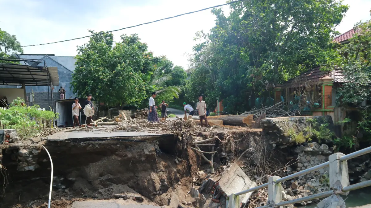 Salah satu jembatan putus akibat bencana banjir di Praya Timur diusulkan pemkab untuk diperbaiki BNPB RI.