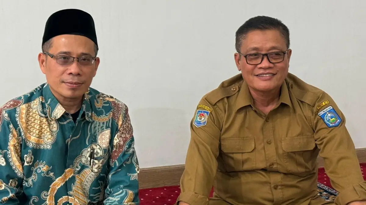 Sekretaris Eksekutif PB NWDI Prof Abdul Fattah (kiri) danKetua Lajnah Konsultasi dan Bantuan Hukum PB NWDI Dr Ashari, saat temu media di Gedung TGB Center, Mataram, Selasa (14/7). (YUYUN/LOMBOK POST)