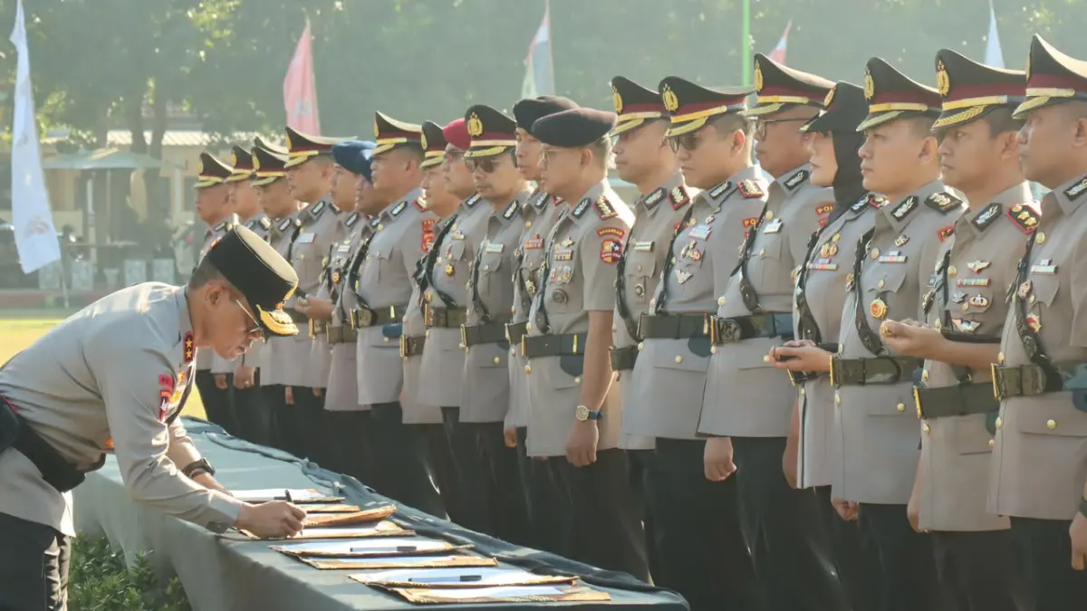 SERTIJAB: Kapolda NTB Irjen Pol Kalingga pimpin sertijab PJU Polda NTB dan Kapolres yang baru di Lapangan Bhara Daksa Polda NTB, Senin (13/7). (HARLI/LOMBOK POST)