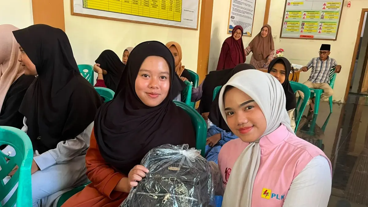 Srikandi PLN UIW NTB menyalurkan perlengkapan sekolah kepada anak Panti Asuhan Annisa Sumbawa.
