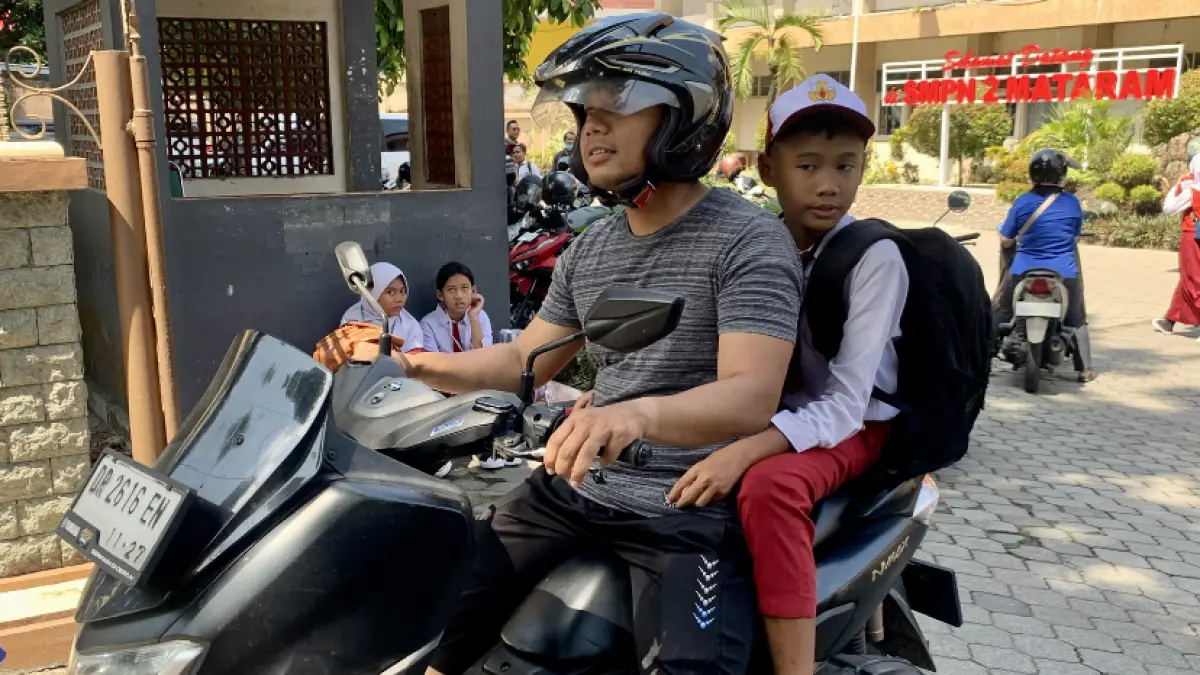 Suasana hari pertama sekolah di Kota Mataram yang diwarnai oleh momentum para orang tua dan ayah saat menjemput buah hati mereka