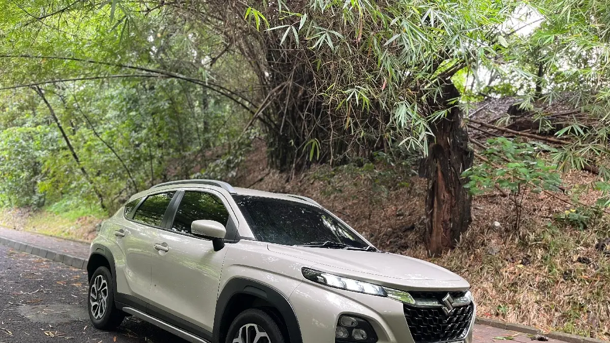 Suzuki Fronx SUV kompak dengan mesin hybrid. (Dony/JawaPos.com)
