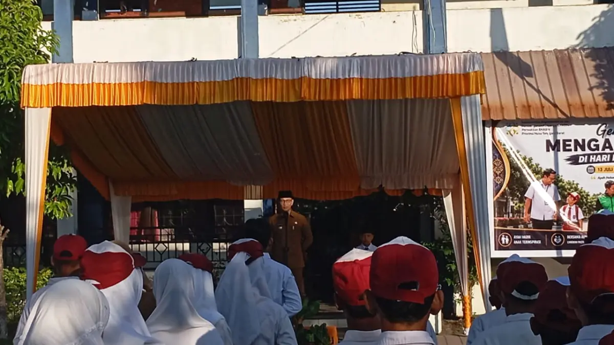 TANPA PERUNDUNGAN: Wali Kota Mataram Mohan Roliskana meminta tidak ada perundungan saat menjadi pembina apel hari pertama masuk sekolah di SMPN 3 Mataram, Senin (13/7).