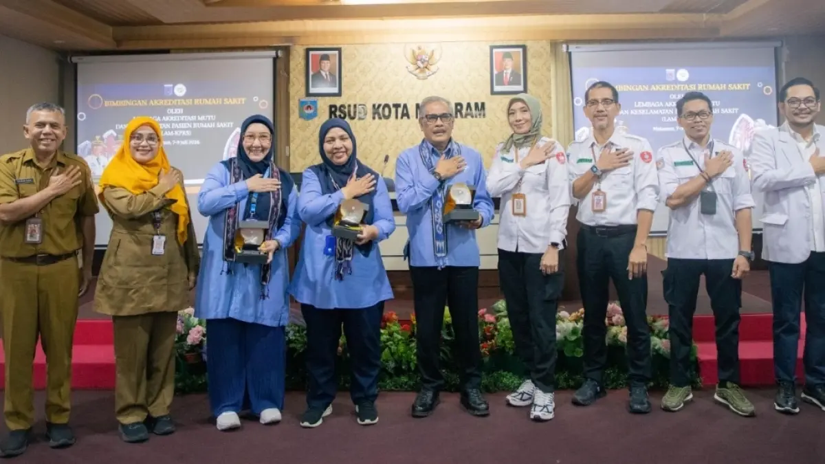 Direktur RSUD H. Moh. Ruslan Kota Mataram dr. Eka Nurhayati (empat dari kanan) bersama Tim Lembaga Akreditasi Mutu dan Keselamatan Pasien Rumah Sakit (LAM-KPRS) dan jajaran manajemen usai pembukaan Bimbingan Teknis Persiapan Akreditasi Rumah Sakit di Aula Utama RSUD H. Moh. Ruslan, Senin (7/7).