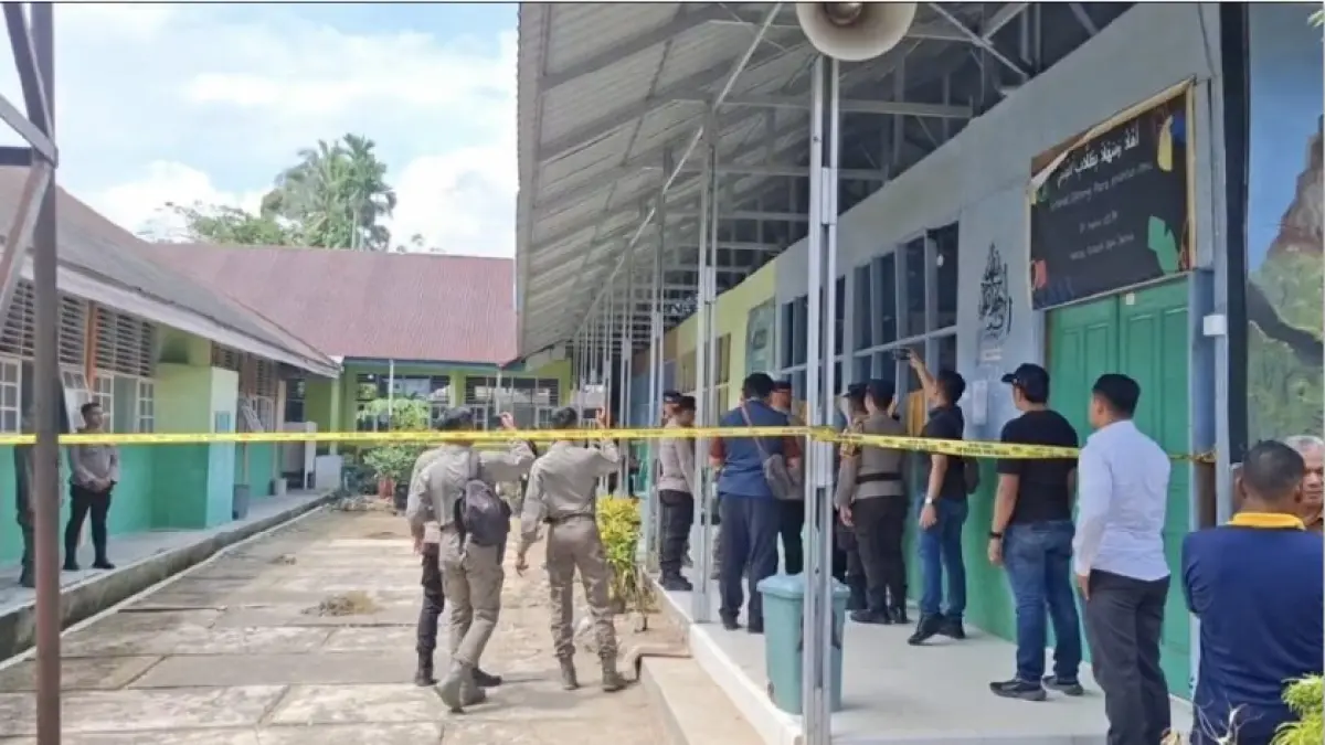 BERDAYA RENDAH: Garis polisi terpasang di MAN 3 Kota Padang setelah terjadinya ledakan pada Selasa (14/7). (JAWA POS)