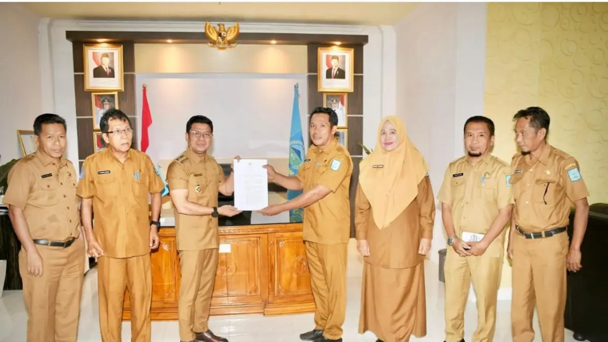 Bupati Dompu Bambang Firdaus menyerahkan SK penetapan Puskesmas Nangakara menjadi BLUD di ruang kerja bupati, Selasa (14/7).
