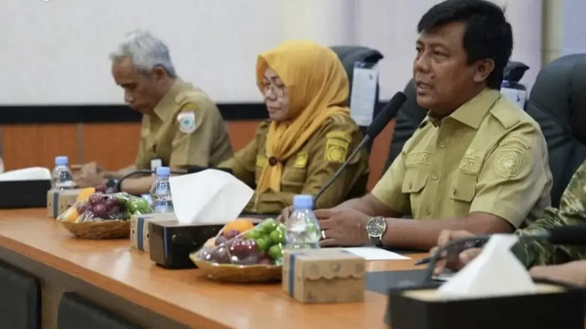 Bupati KSB Amar Nurmansyah didampingi Wabup Hanipah saat memimpin rakor Pilkades serentak, Selasa (14/7).