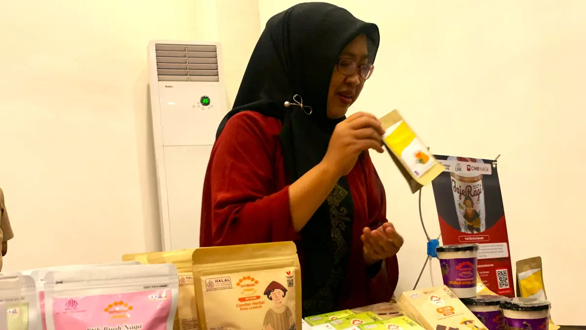 CEMILAN SEHAT: Owner Ombak Food Yesi Eka Kurniawati menunjukkan produk cemilan sehat yang dijualnya. (CHIA/LOMBOK POST)