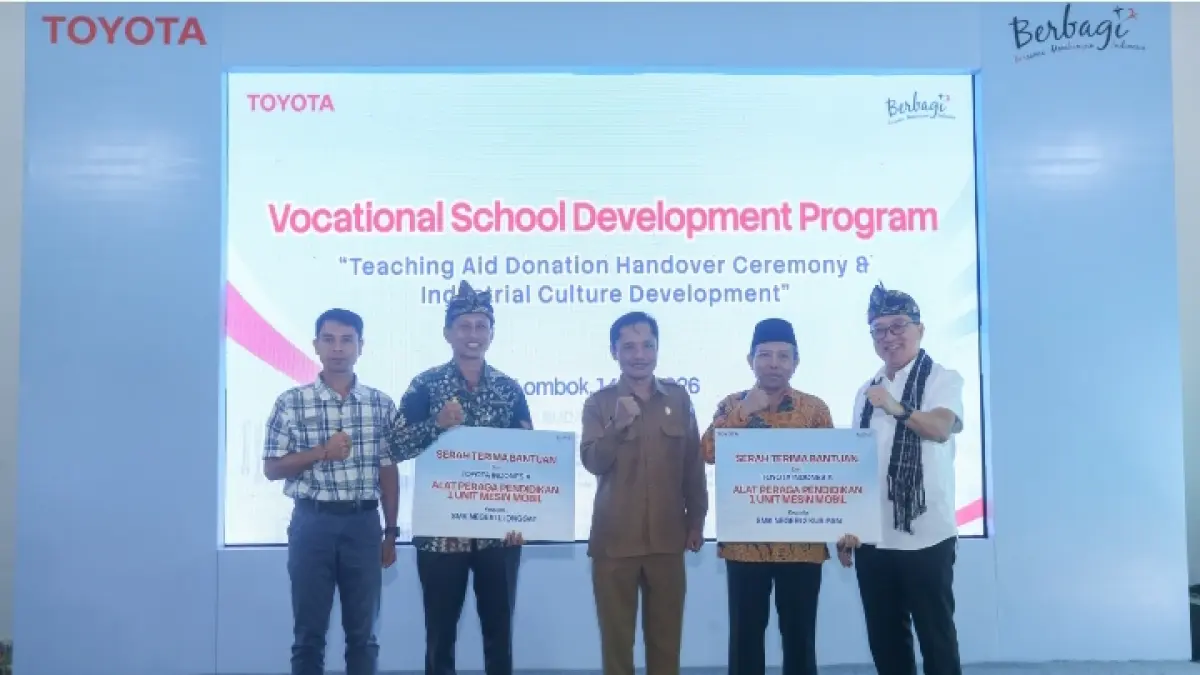 Presiden Direktur PT Toyota Motor
Manufacturing Indonesia (TMMIN) Nandi Julyanto (kanan) berfoto bersama Kepala Dinas Pendidikan, Pemuda, dan Olahraga (Dikpora) Provinsi Nusa Tenggara Barat
(NTB) Samsul Hadi (tengah), Kepala SMKN 2 Kuripan Mahyudin (dua dari kanan), Kepala SMKN 1 Jonggat (dua dari kiri), serta perwakilan Krida Toyota I Wayan Sudarsana (kiri) dalam acara penyerahan simbolis alat praktik dari TMMIN, di SMKN 1 Jonggat, Lombok Tengah, NTB, Selasa (14/7). Alat praktik yang diserahkan berupa satu
unit mesin Toyota tipe 2TR (bensin) untuk SMKN 1 Jonggat, Lombok Tengah, dan satu unit mesin Toyota tipe 2GD (diesel) untuk SMKN 2 Kuripan, Lombok Barat. 