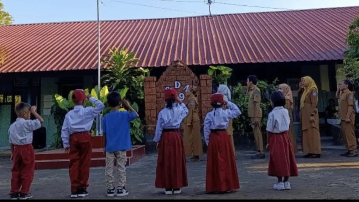 Enam murid baru SDN 12 Mataram tengah mengikuti upacara bendera saat kegiatan MPLS.
