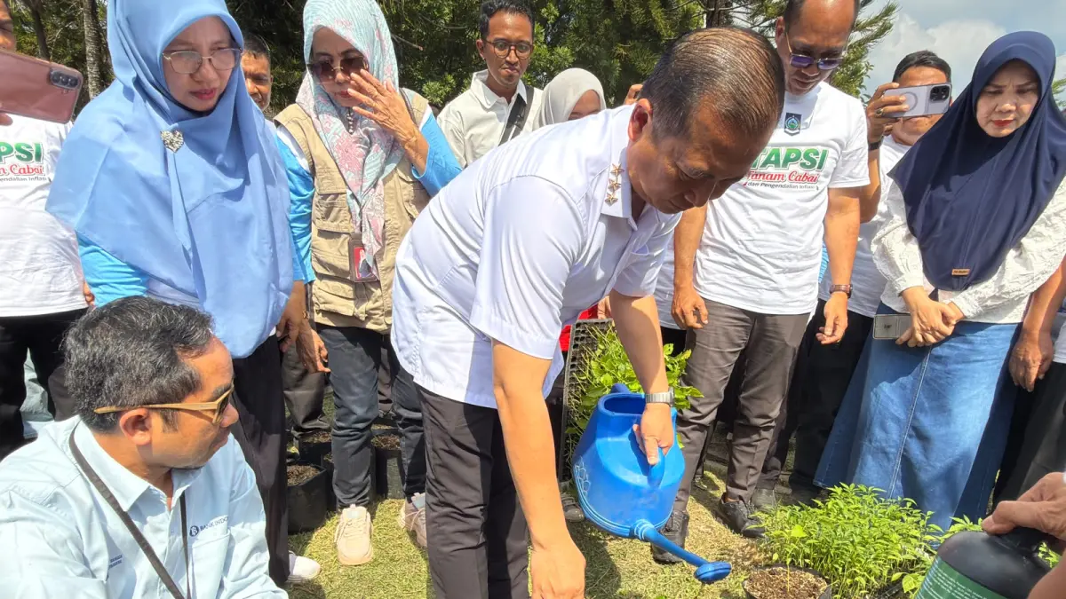 Gubernur NTB Lalu Muhamad Iqbal menyiram bibit cabai usai meluncurkan Gerakan Tanam Cabai untuk Pengendalian Inflasi (TAPSI) di SMKN 5 Mataram, Rabu (15/7). (YUYUN/LOMBOK POST)