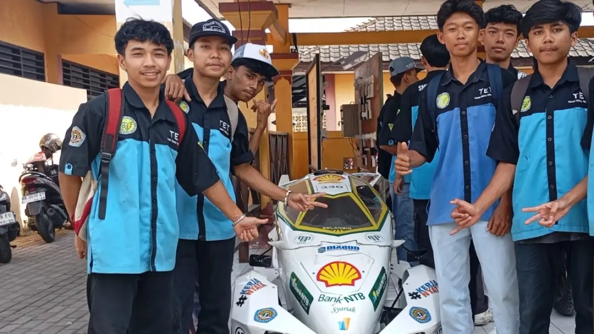 INOVATIF: Siswa SMKN 1 Lingsar berfoto di depan mobil listrik hasil karya sekolah dalam kegiatan Gelar Karya SMK-SLB sekaligus peluncuran program SMK Mendunia di SMKN 5 Mataram, Rabu (15/7).