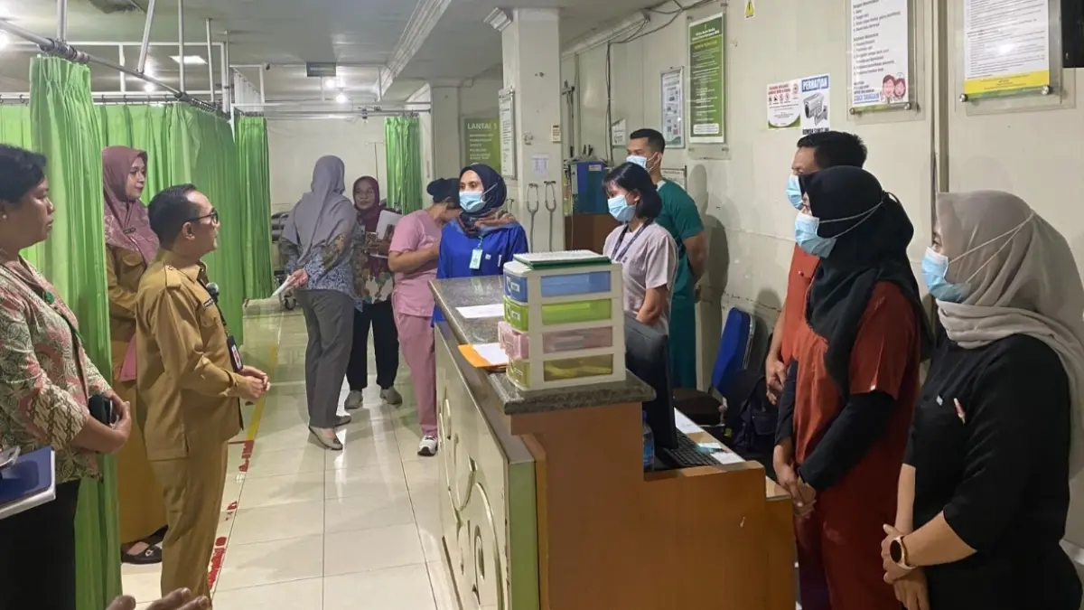 Kepala Dinas Kesehatan Kota Mataram dr. Emirald Isfihan (dua dari kiri) didampingi Direktur RS Risa Sentra Medika (paling kiri) saat meninjau langsung kondisi layanan kesehatan di RS tersebut, pasca aksi damai karyawan menuntut pembayaran gaji, kemarin (7/7).&nbsp;