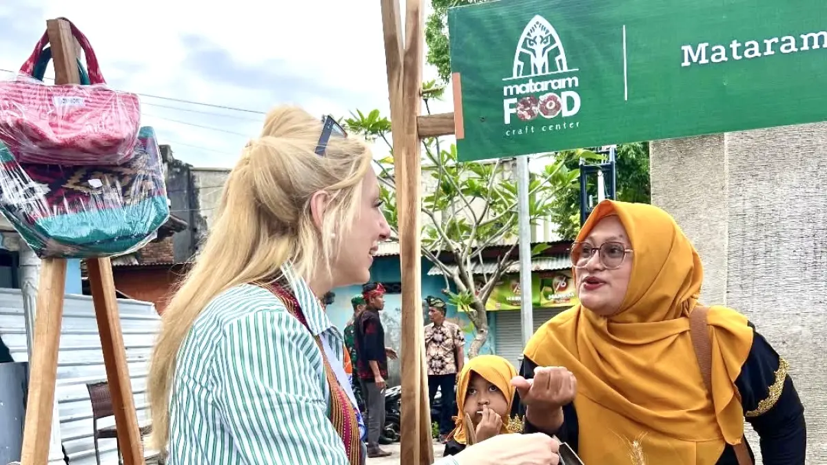 JELASKAN PRODUK: Pemilik Ayam Merangkat Lombok Desy Wulandari (kanan) saat menjelaskan produk dagangnya pada perwakilan diplomatik asing di booth UMKM miliknya, beberapa waktu lalu. (IST/LOMBOK POST)