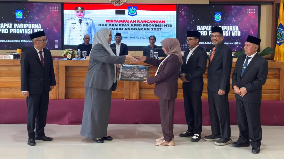KEBIJAKAN ANGGARAN: Wagub NTB Indah Dhamayanti Putri (tiga dari kiri) saat menyerahkan Rancangan KUA dan PPAS APBD 2027 ke Ketua DPRD NTB Baiq Isvie Rupaedah (empat dari kanan), dalam rapat paripurna, Selasa (14/7). (YUYUN/LOMBOK POST).