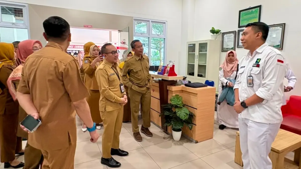 Kepala Dinas Kesehatan Kota Mataram dr. Emirald Isfihan saat mengecek kondisi RSUD Provinsi NTB. (DOK. DIKES)