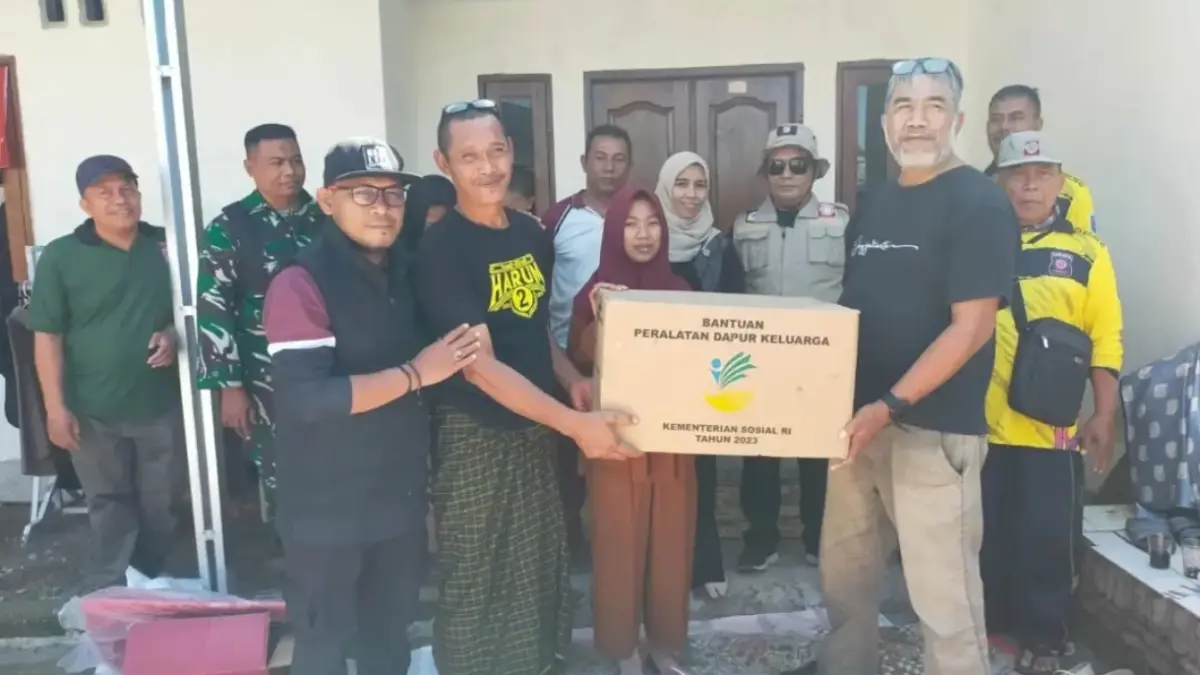Kepala Dinas Sosial Kota Mataram Muzakkir Walad (depan paling kiri) saat menyalurkan bantuan untuk korban kebakaran di Ampenan Utara.