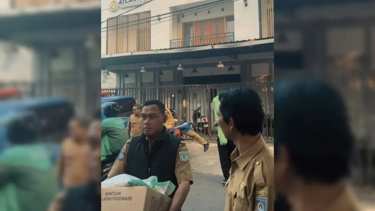 Kepala Dinas Sosial Kota Mataram Muzakkir Walad membawa bantuan logistik berdana petugas lainnya untuk warga terdampak kebakaran di Kekalik Jaya.

&nbsp;