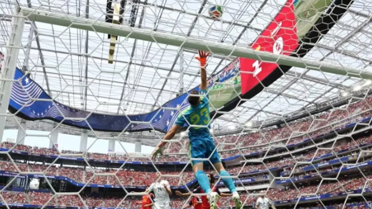 Kiper Spanyol Unai Simon tampil menjadi benteng yang kokoh selama gelaran Piala Dunia 2026. (FIFA)