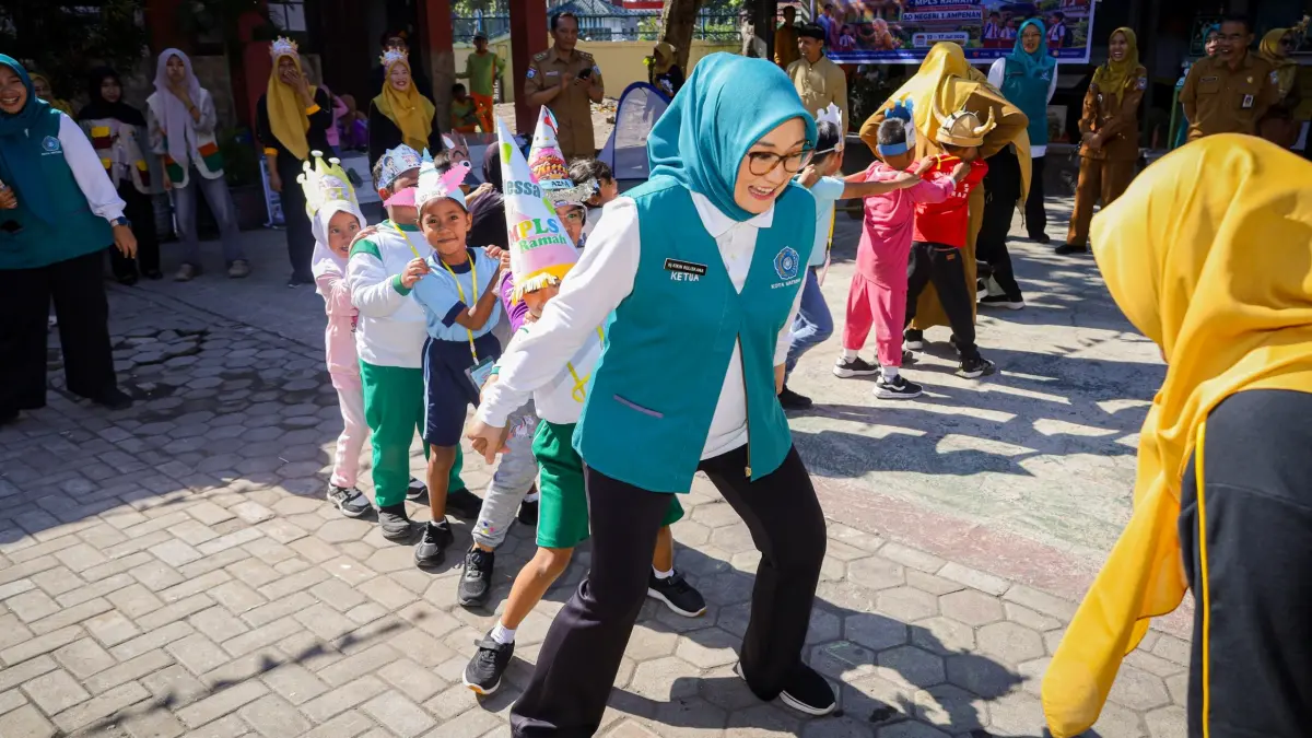 MPLS MENYENANGKAN: Bunda PAUD Kota Mataram Hj Kinnastri Mohan Roliskana bermain bersama siswa baru SDN 1 Ampenan pada MPLS, Selasa (14/7). Transisi PAUD ke SD menyenangkan jadi fokus MPLS.