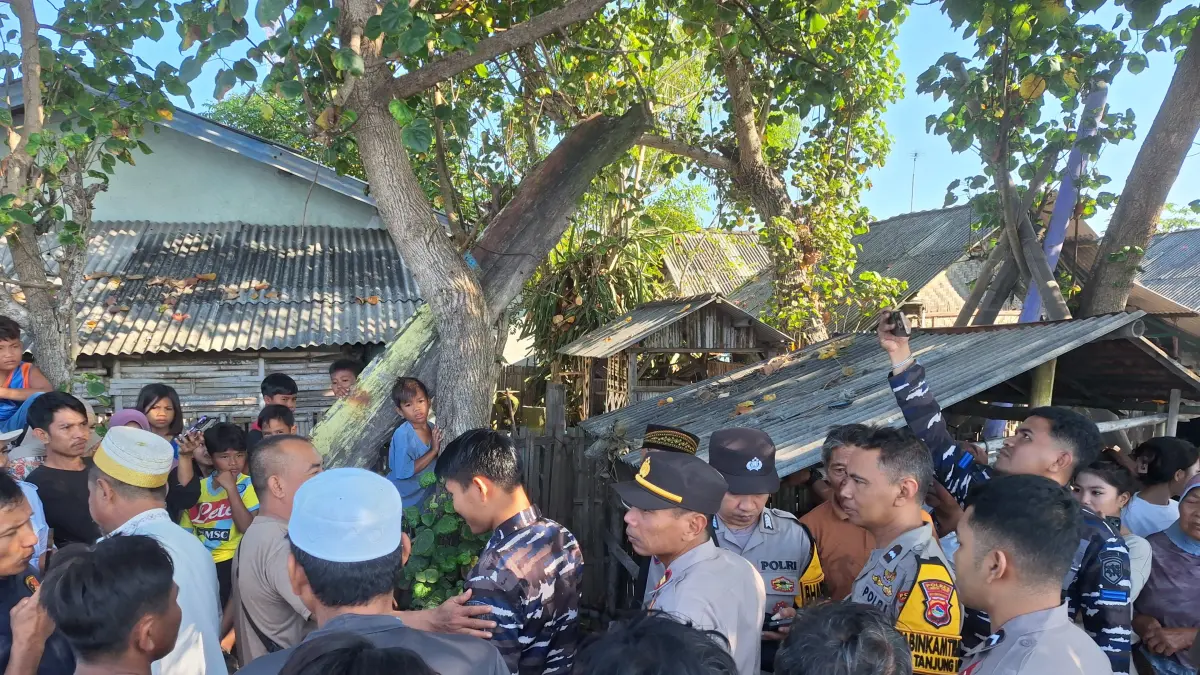 OLAH TKP: Kepolisian saat melakukan olah TKP di Laki penemuan mayat seorang Nelayan yang ditemukan di perairan rambang. 