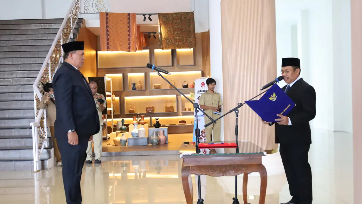PELANTIKAN: Bupati Lombok Barat Lalu Ahmad Zaini melantik kembali Ahmad Saikhu sebagai Penjabat Sekda Lombok Barat di Lobby Utama Kantor Bupati, Selasa (14/7).&nbsp; (Dok Prokopim Lobar)