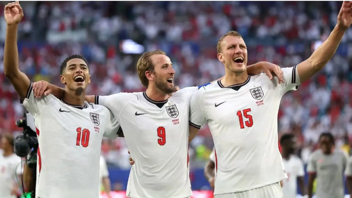 Pemain Inggris Burn bersama Kane dan Bellingham merayakan kemenangan di Piala Dunia 2026. (FIFA)