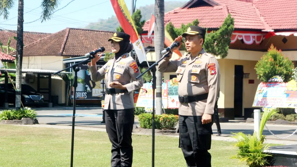 PENGHORMATAN DAN AMANAH BARU: Kapolres Lombok Barat yang baru AKBP Mellysa Amalia (kiri) bersama AKBP Yasmara Harahap saat memberikan sambutan dalam acara pisah sambut di Mapolres Lombok Barat, Selasa (14/7). (Foto: Toni/Lombok Post)