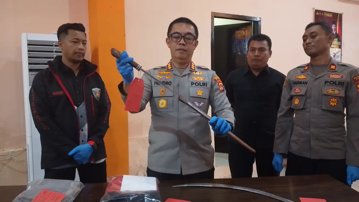 PENGUNGKAPAN: Kapolresta Mataram Kombes Pol Hendro Purwoko menunjukkan barang bukti saat jumpa pers di Mapolresta Mataram, Selasa (14/7). Celurit itu digunakan pelaku untuk membacok korban di Jalan Udayana, Kota Mataram, Minggu (12/7) dini hari.
