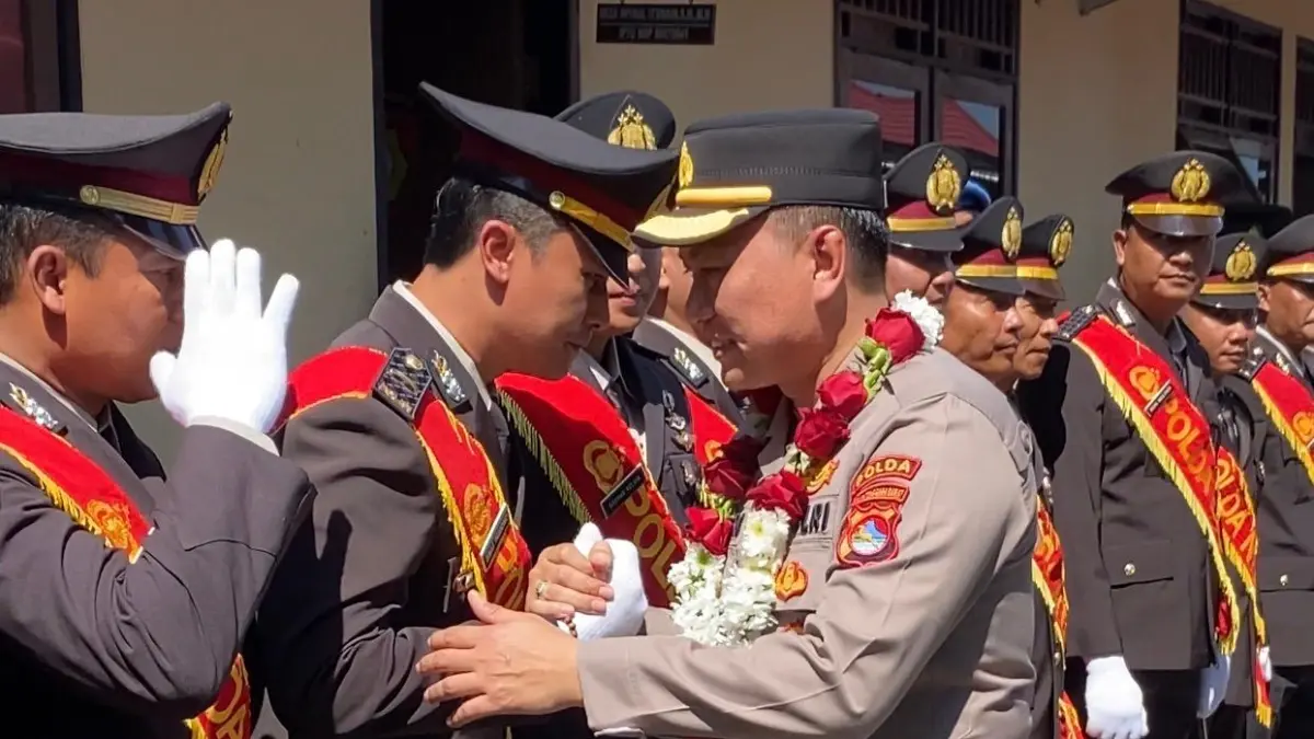 PERPISAHAN: Mantan Kapolres Lombok Barat AKBP Yasmara Harahap menyalami jajaran personel Polres Lombok Barat dalam usai upacara farewell parade di Mapolres Lombok Barat. (Foto: Toni/Lombok Post)